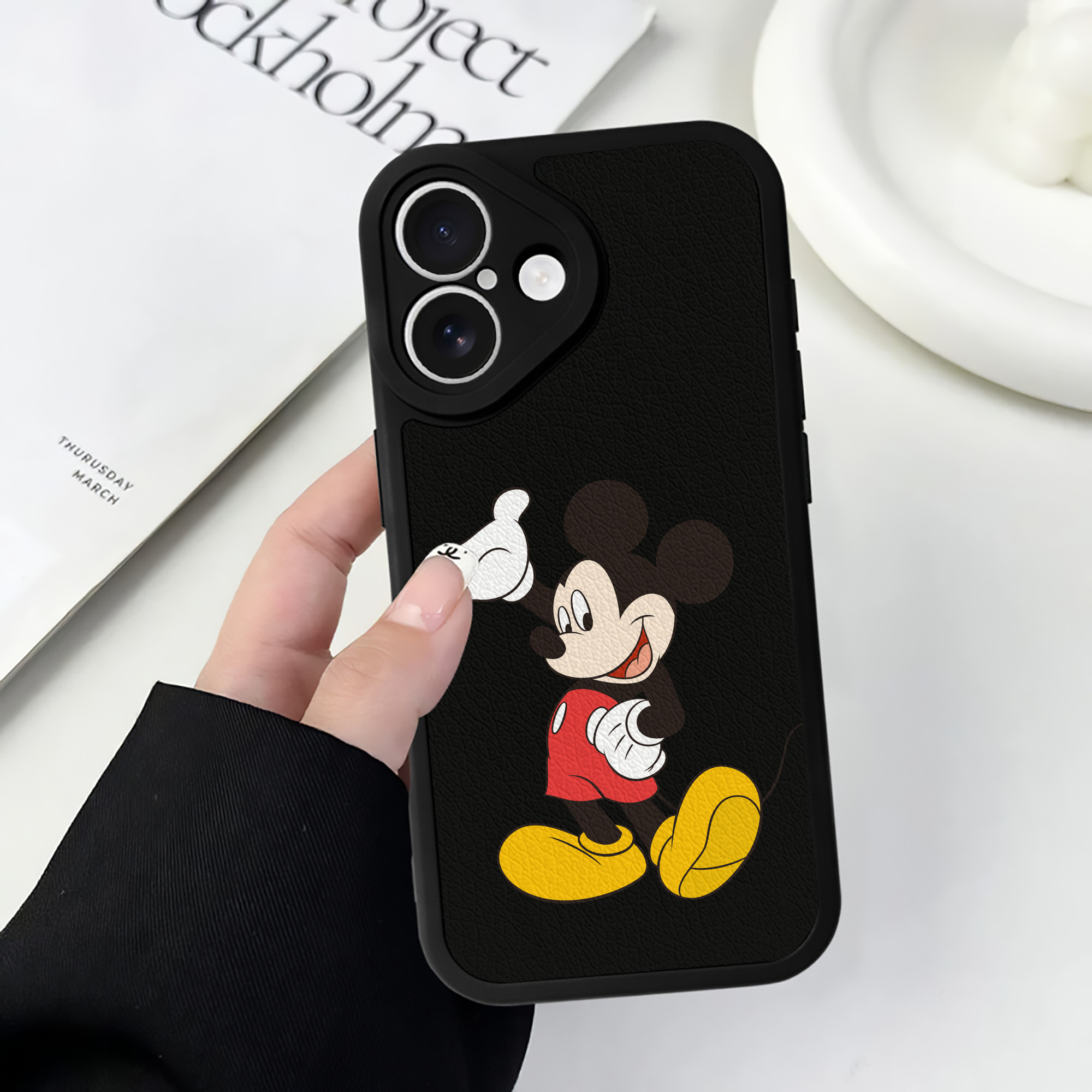 （画像用） ミッキーマウス Mickey Mouse 【iPhone 16シリーズ対応】シリコンスマホケース（レザー調） 材質：シリコン